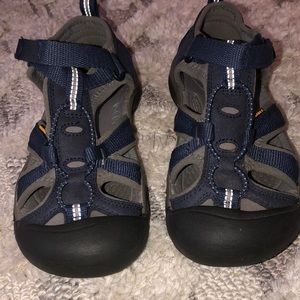 Little Kid Still size 2 Keen Sandals.